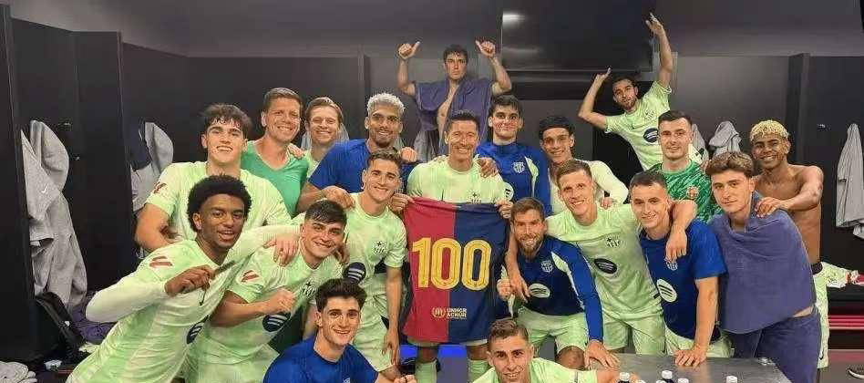 拜仁慕尼黑逆转阿贾克斯，莱万梅开二度的简单介绍