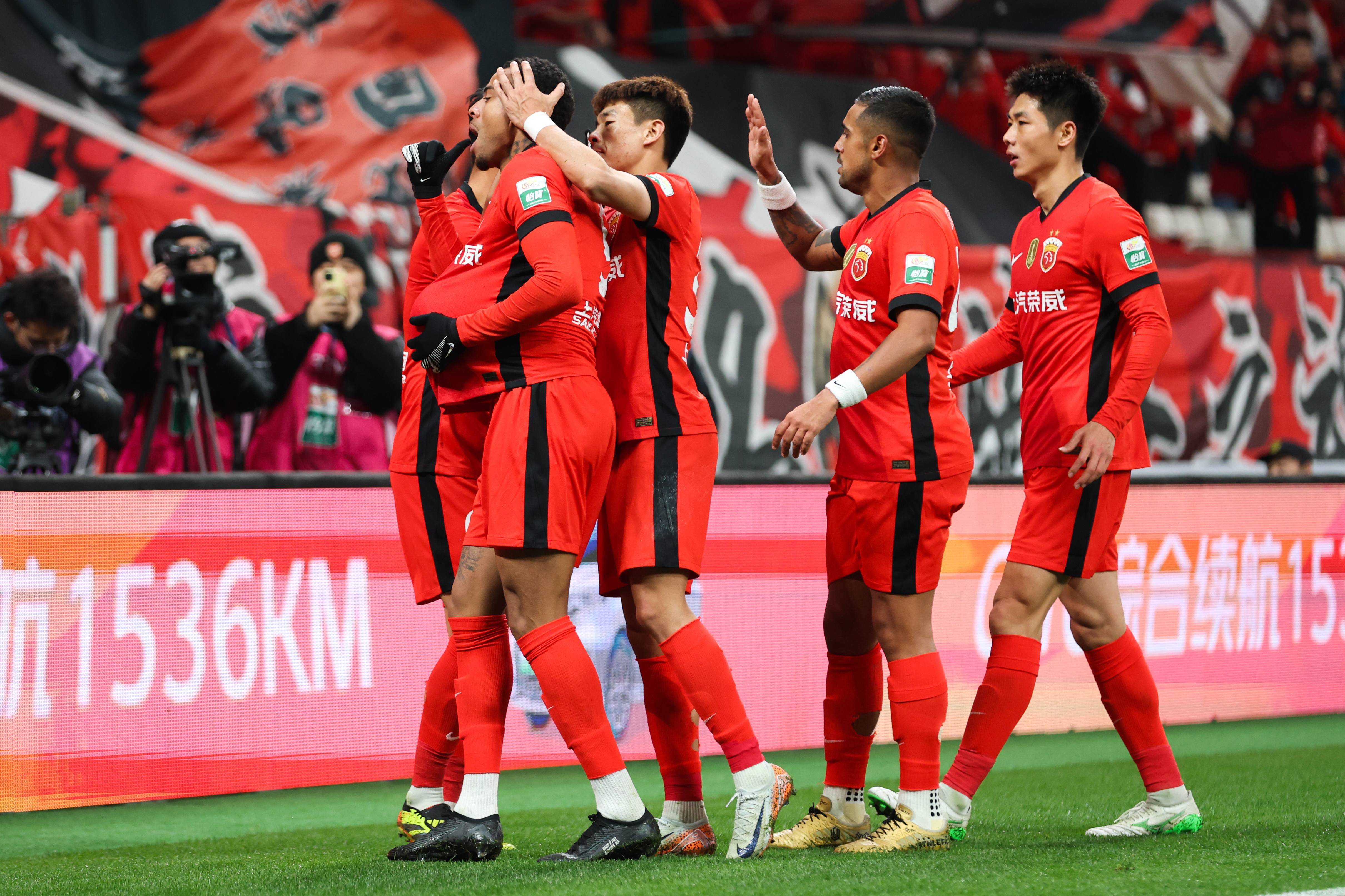 关于中超夺冠猛将锋线攻击锋芒毕露,引得球迷热议的信息 关于中超夺冠猛将锋线攻击锋芒毕露,引得球迷热议的信息