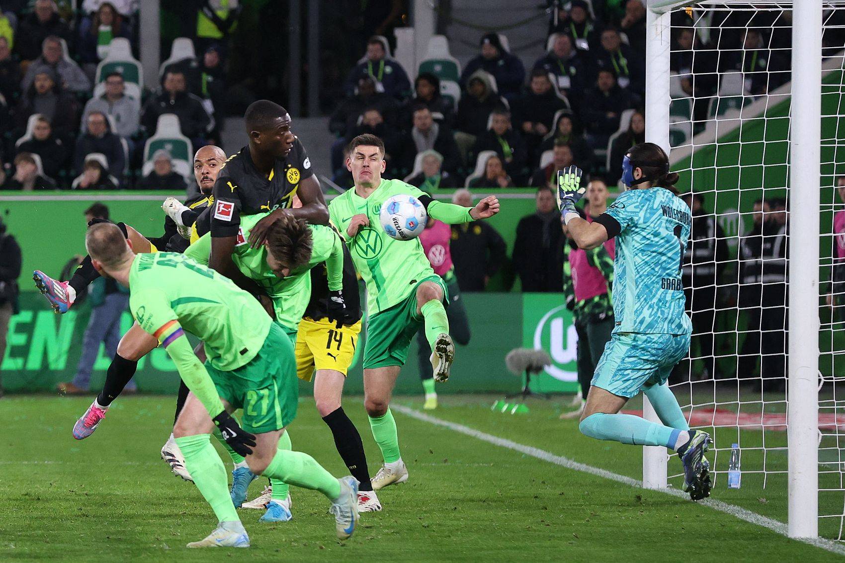 狼堡主场不敌对手,遭遇首场失利 狼堡主场不敌对手,遭遇首场失利