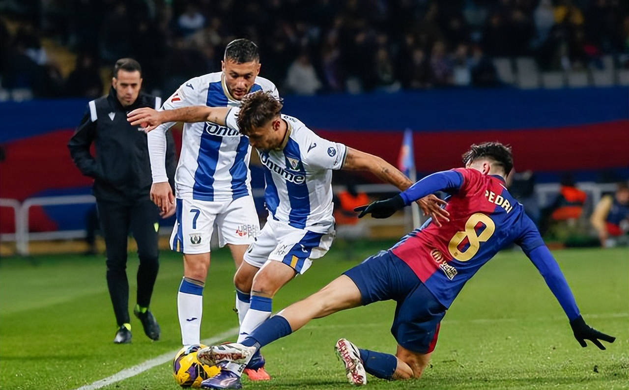 开云官网-巴萨遭遇惊险失利，状态令人担忧