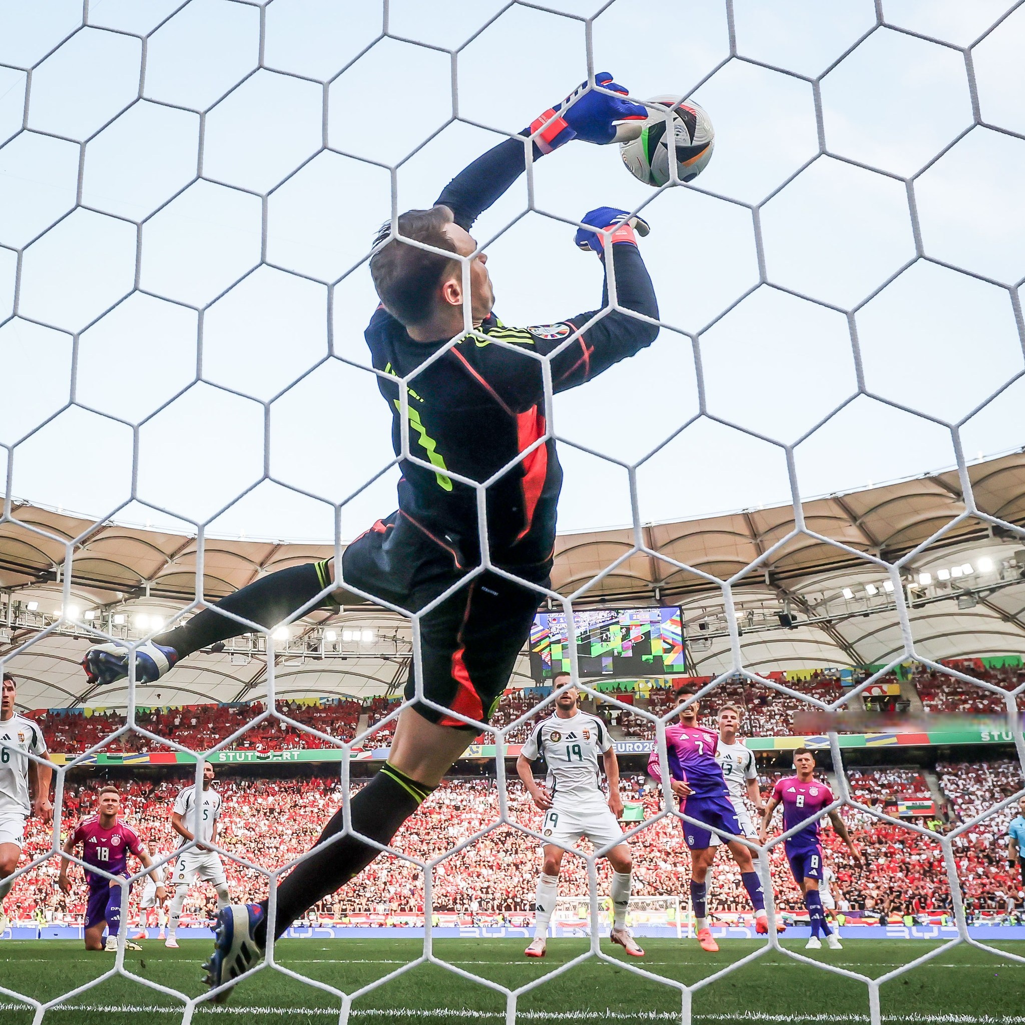 守门员神勇扑救,颠覆比赛态势! 守门员神勇扑救,颠覆比赛态势!