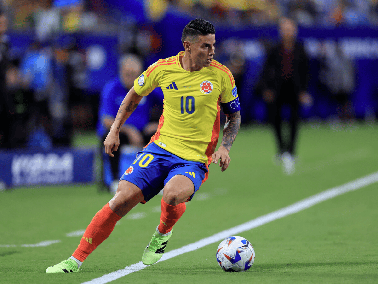 开云APP-足球比赛中的势均力敌令人震撼