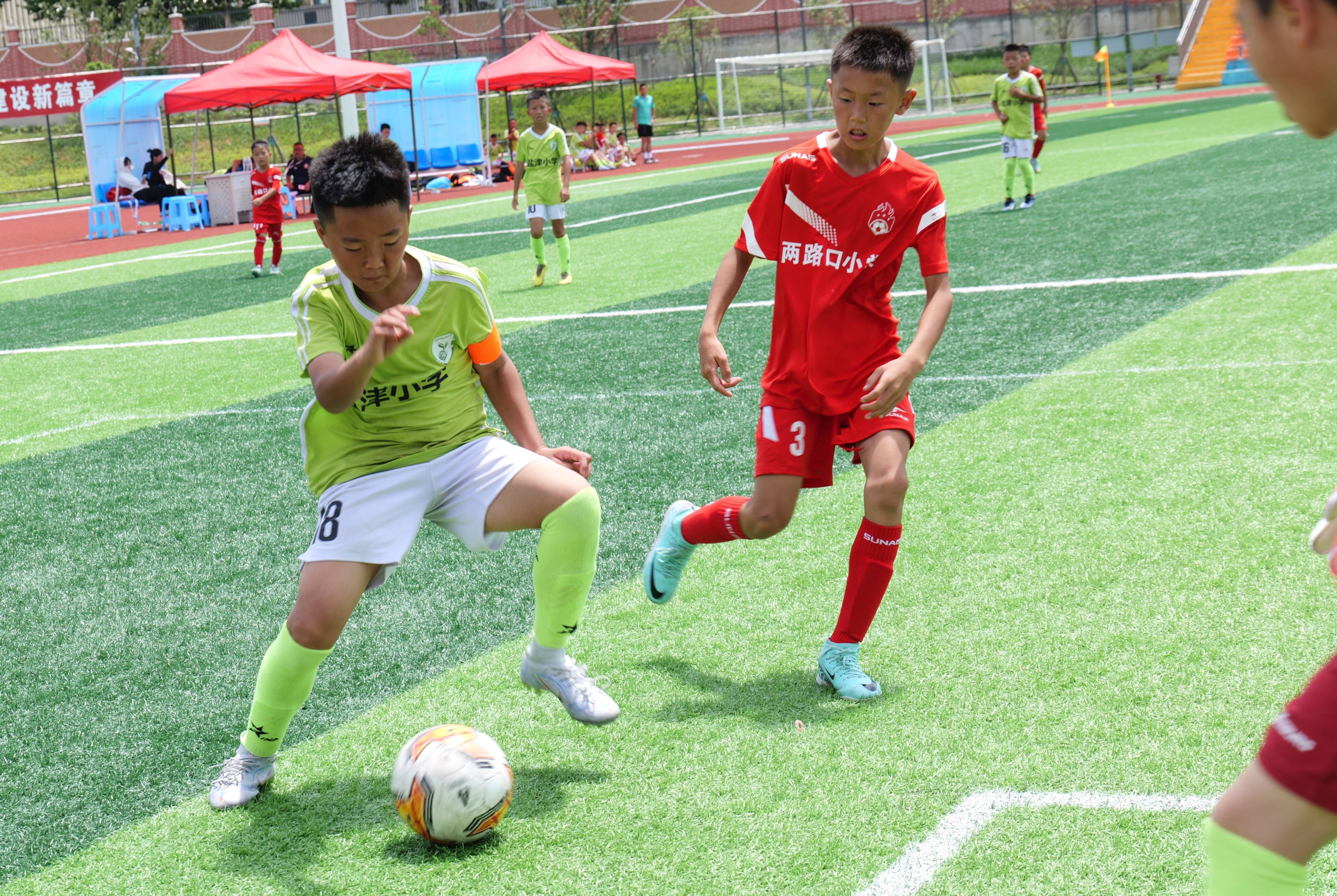 青年足球联赛，一支年轻球队登上领奖台