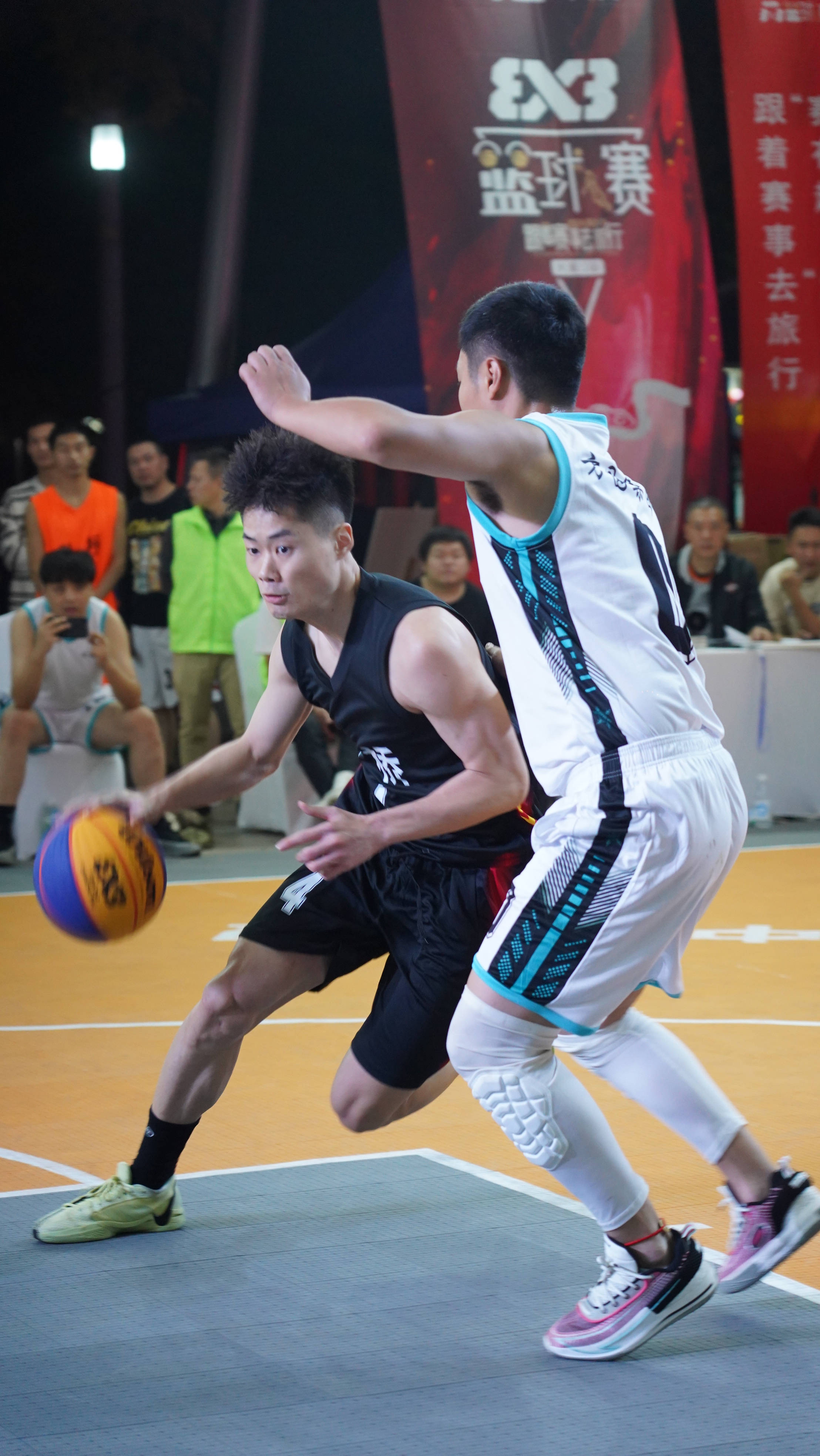 开云体育入口-体育场内外：跨境篮球比赛水花四溅的简单介绍