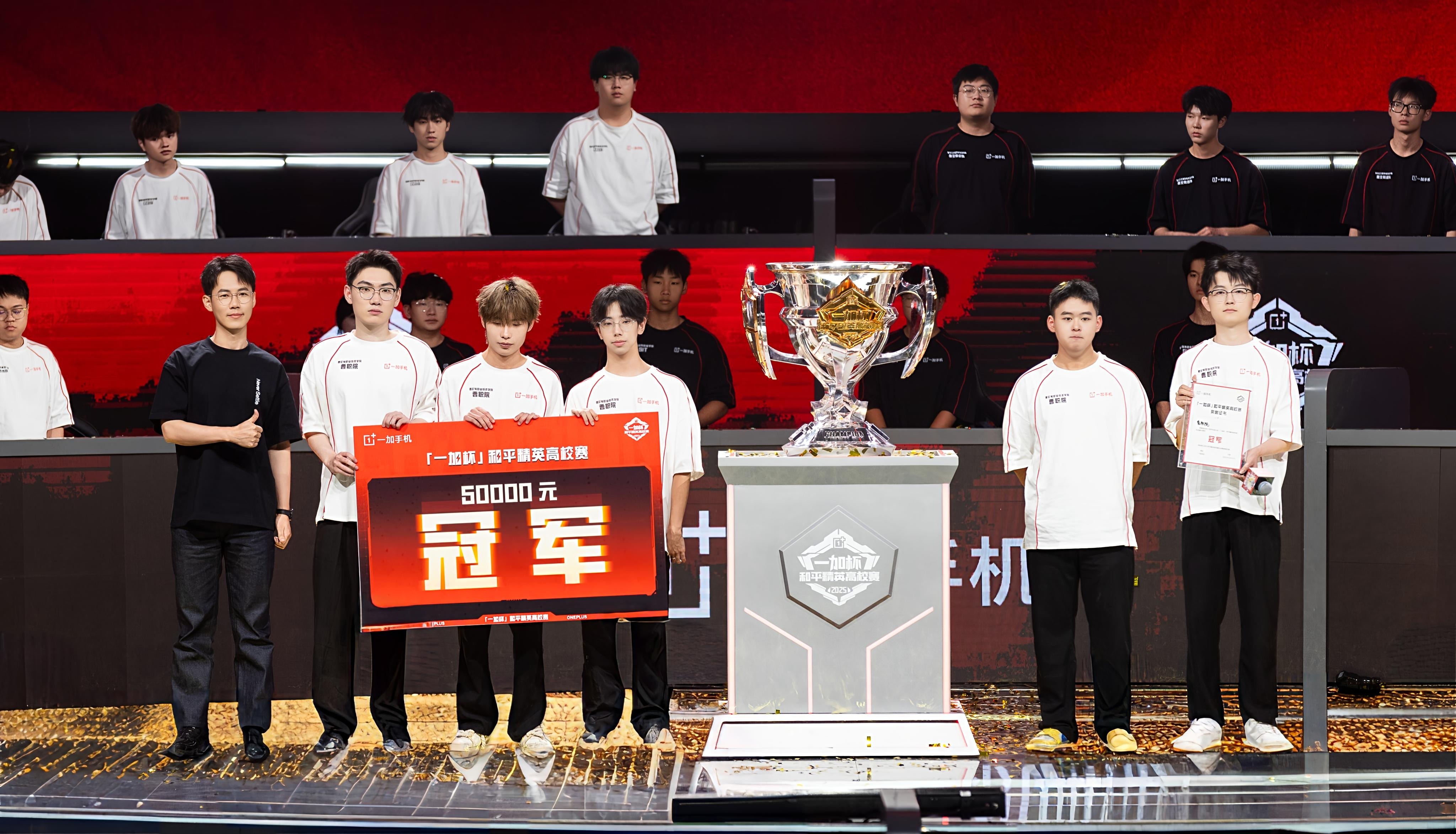 精英云集,比赛观众纷纷驻足 精英云集,比赛观众纷纷驻足