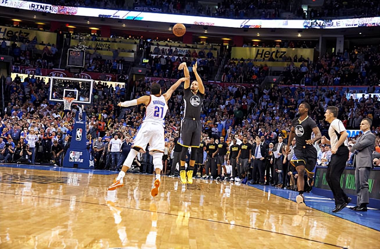 开云体育中国-篮球赛场上球员秀出绝妙表现