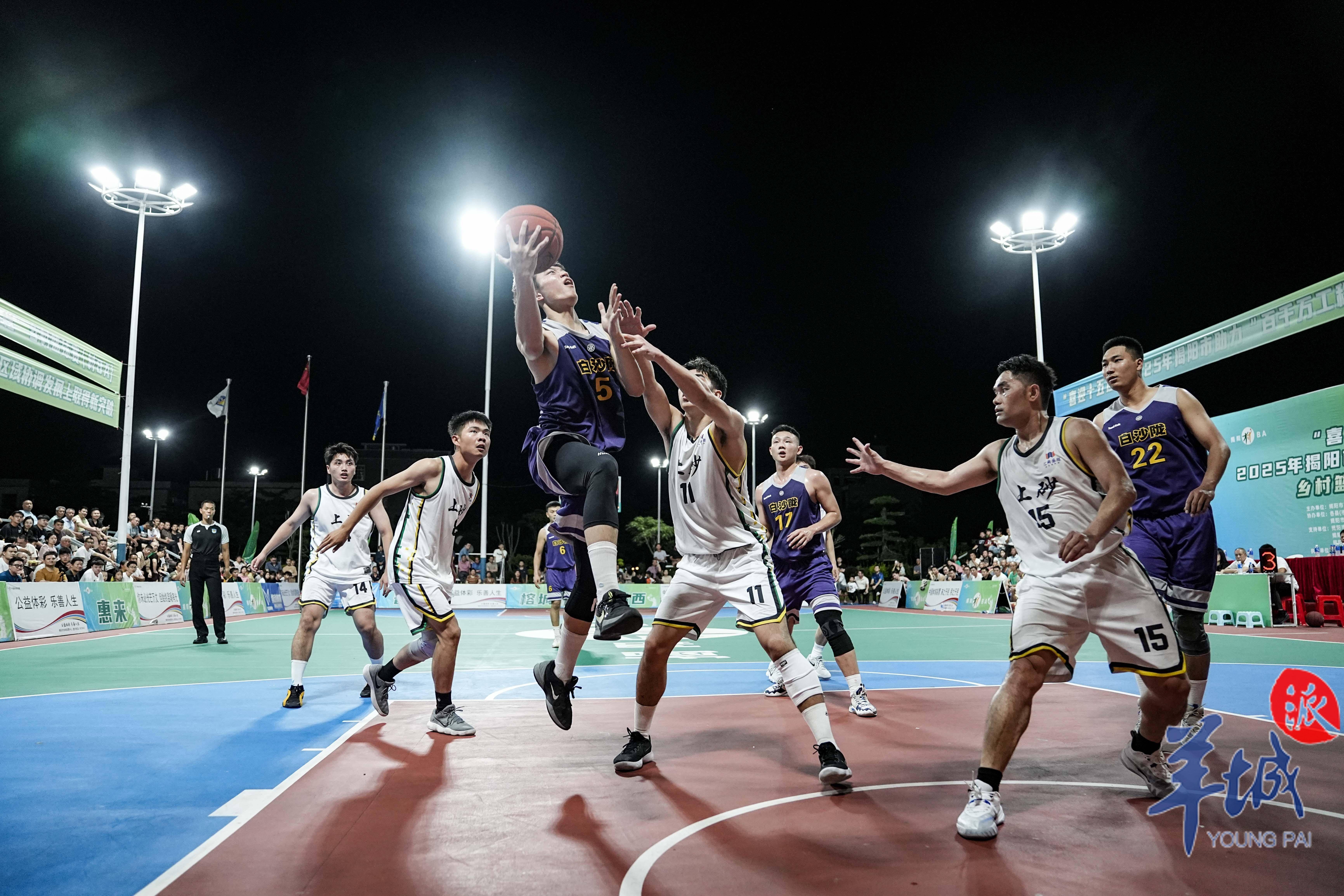 篮球赛场上球员秀出绝妙表现 篮球赛场上球员秀出绝妙表现