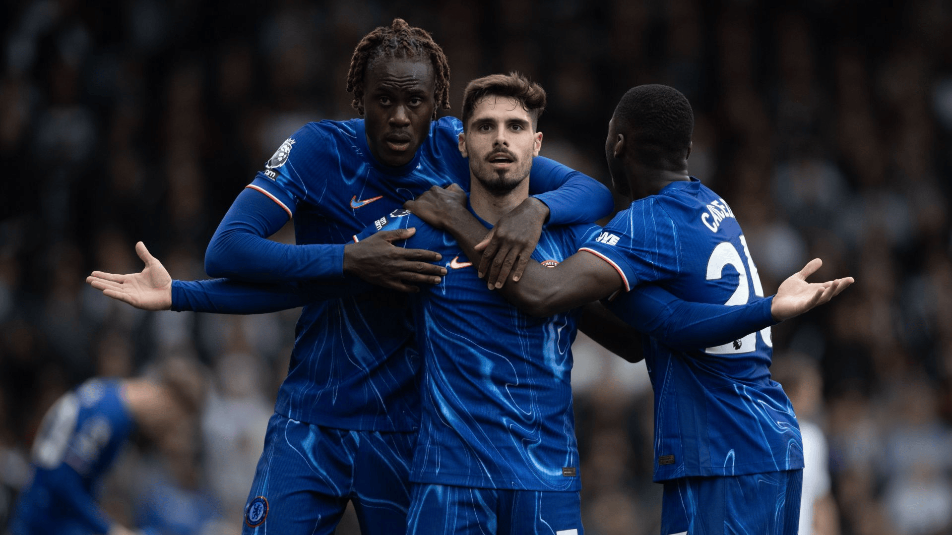 包含埃弗顿主场遭遇大逆转，球迷垂头丧气的词条