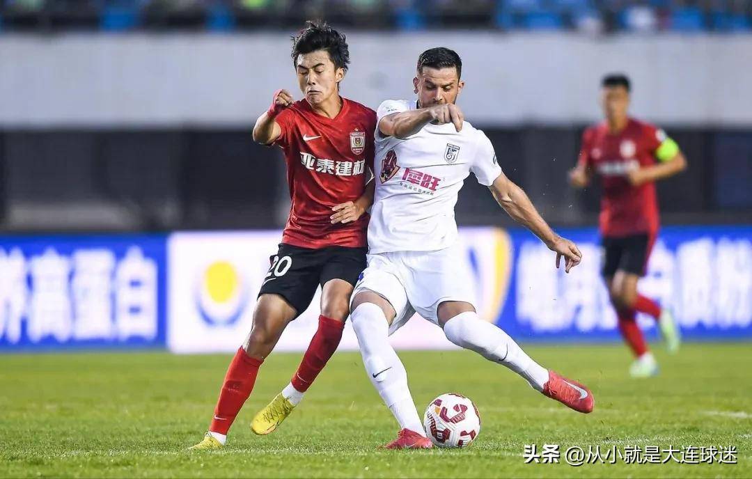 对手对阵互不相让,展现激烈比赛 对手对阵互不相让,展现激烈比赛