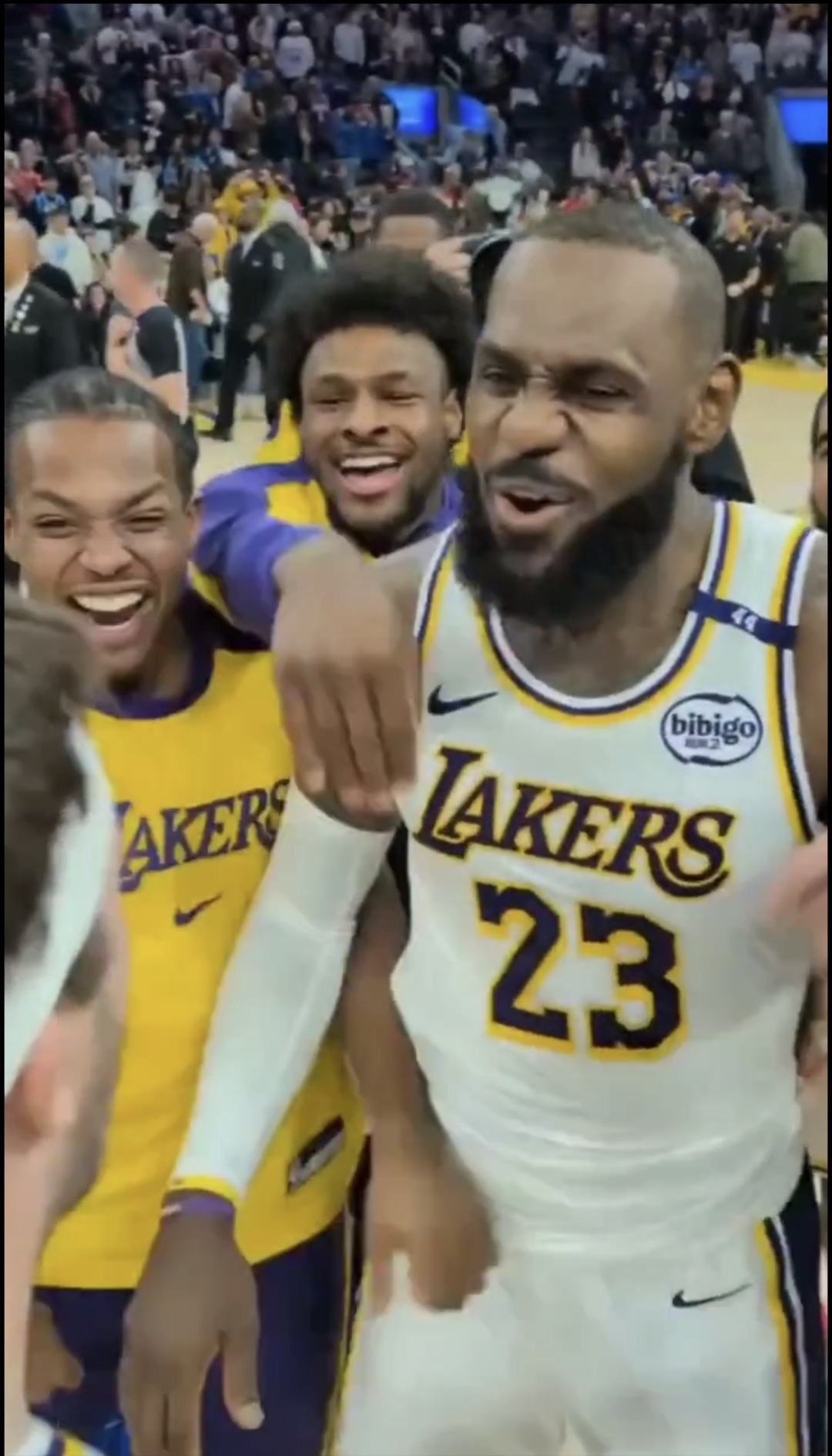 开云体育登录-关于勇士险胜湖人，战绩再添一胜的信息