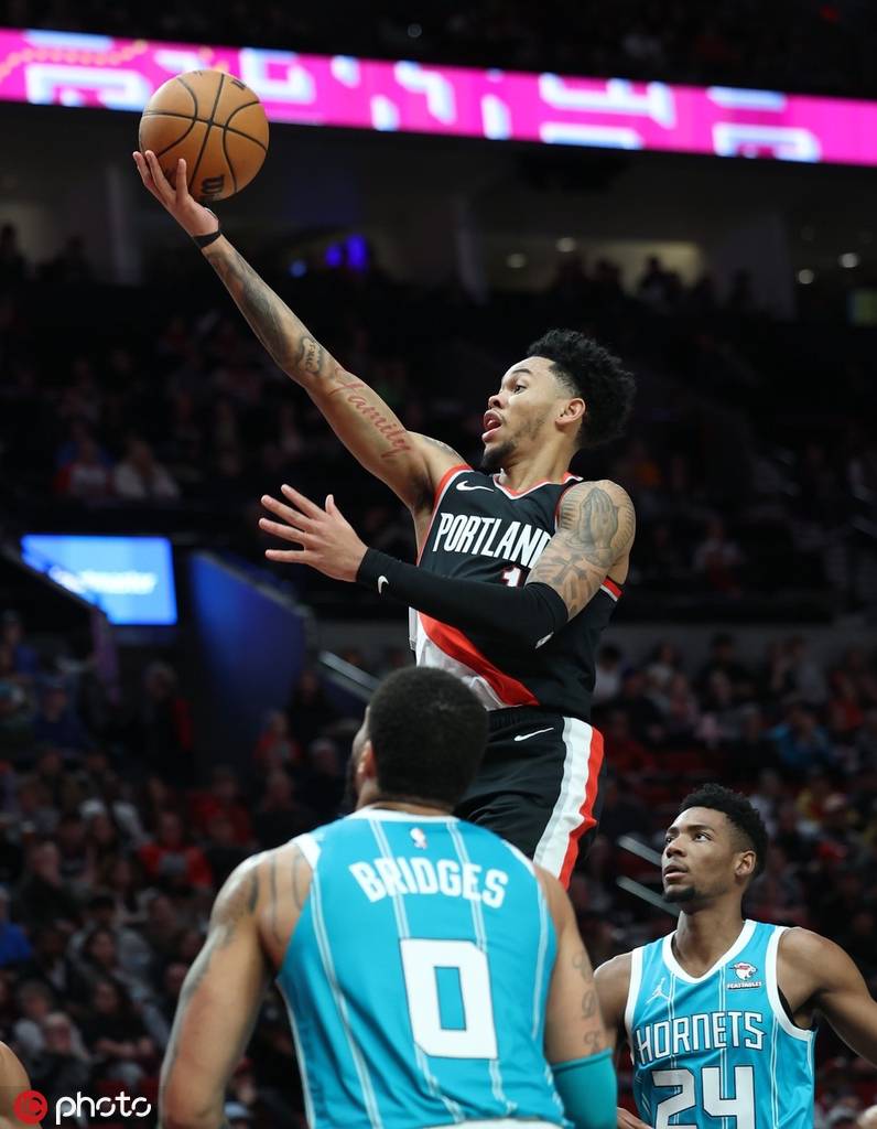 黄蜂队客场险胜开拓者 黄蜂队客场险胜开拓者