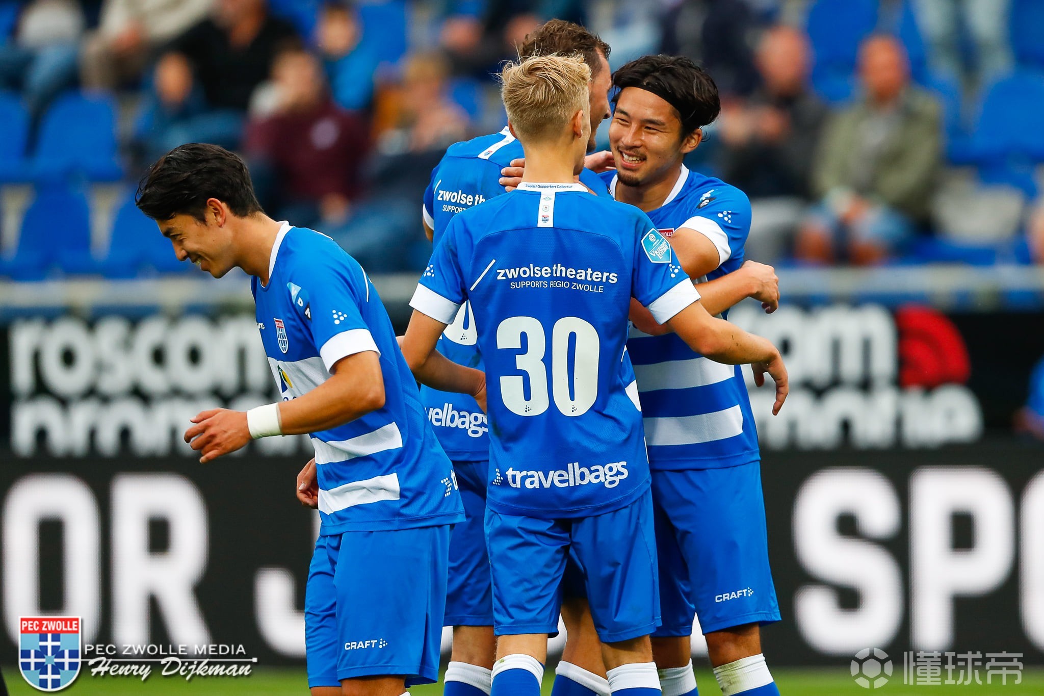 阿贾克斯攻势凶猛,主场大胜领跑小组积分 阿贾克斯攻势凶猛,主场大胜领跑小组积分