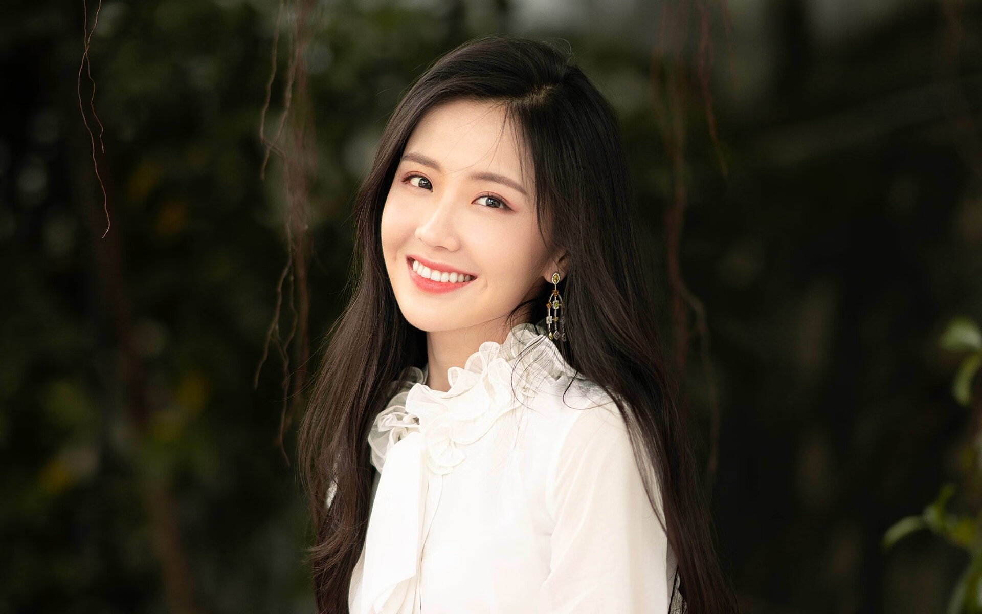 开云官网-绿茵争锋与篮坛震荡，德甲冠军悬念再起，爵士终结勇士霸权